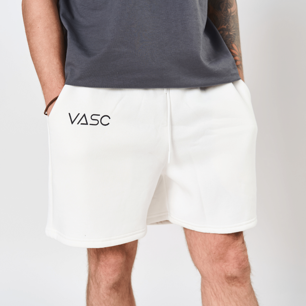 0206. Essential Shorts - weiß